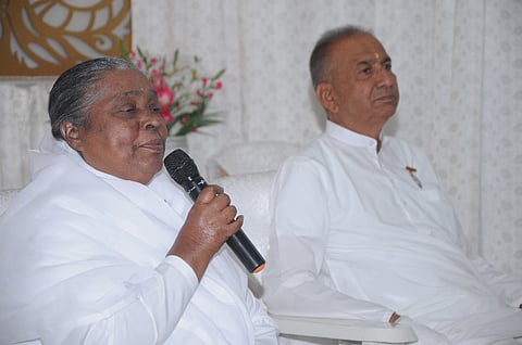 ‘ಜ್ಞಾನ ವಿಜ್ಞಾನ ದಿವ್ಯದರ್ಶನ ಮೇಳ’ದ ಕುರಿತು ಸಂಸ್ಥೆಯ ಮೈಸೂರು ಉಪವಲಯದ ಮುಖ್ಯ ಸಂಚಾಲಕಿ ಡಾ.ಬಿ.ಕೆ. ಲಕ್ಷ್ಮೀಜಿ ಗುರುವಾರ ಸುದ್ದಿಗೋಷ್ಠಿಯಲ್ಲಿ ಮಾಹಿತಿ ನೀಡಿದರು.