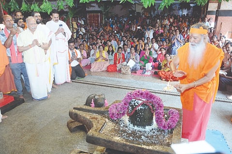  ಶಿವರಾತ್ರಿ ಮಹೋತ್ಸವದ ಅಂಗವಾಗಿ ಗಣಪತಿ ಸಚ್ಚಿದಾನಂದ ಆಶ್ರಮದಲ್ಲಿ  ಸಚ್ಚಿದಾನಂದೇಶ್ವರ ಶಿವಲಿಂಗಕ್ಕೆ ಶ್ರೀ ಗಣಪತಿ ಸಚ್ಚಿದಾನಂದ ಸ್ವಾಮೀಜಿ ವಿಶೇಷ ಅಭಿಷೇಕ, ಮಂಗಳಾರತಿ ಸಲ್ಲಿಸಿದರು.