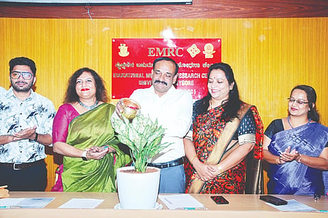  ಇಎಂಆರ್‌ಸಿ ಸಭಾಂಗಣದಲ್ಲಿ ಗುರುವಾರ ಬೋಧಕರಿಗೆ ಆಯೋಜಿಸಲಾಗಿದ್ದ ಕಾರ್ಯಕ್ರಮವನ್ನು ಮೈಸೂರು ವಿಶ್ವವಿದ್ಯಾಲಯದ ಪರೀಕ್ಷಾಂಗ ಕುಲಸಚಿವ ಪ್ರೊ.ಎನ್.ನಾಗರಾಜ್ ಉದ್ಘಾಟಿಸಿದರು. ಪ್ರೊ.ಎಚ್.ಪಿ.ಜ್ಯೋತಿ, ಪ್ರೊ.ಎಂ.ಎಸ್.ಸಪ್ನ್ನಾ ಇದ್ದರು.