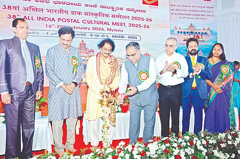 ಅಂಚೆ ಇಲಾಖೆಯಿಂದ ಐದು ದಿನಗಳ ಕಾಲ ನಗರದಲ್ಲಿ ಆಯೋಜಿಸಿರುವ 38ನೇ ಅಖಿಲ ಭಾರತೀಯ ಅಂಚೆ ಸಾಂಸ್ಕೃತಿಕ ಸಮ್ಮೆಳನಕ್ಕೆ ಜಿತೇಂದ್ರ ಗುಪ್ತಾ ಚಾಲನೆ ನೀಡಿದರು. ಡಾ.ಮೈಸೂರು ಎಂ.ಮಂಜುನಾಥ್, ಮೈಸೂರು ಎಂ. ನಾಗರಾಜ್, ಕೆ. ಪ್ರಕಾಶ್, ಸಂದೇಶ್ ಮಹದೇವಪ್ಪ, ವಿ. ತಾರಾ, ಡಾ.ಆಶಿಶ್‌ಸಿಂಗ್ ಠಾಕೂರ್ ಇತರರು ಇದ್ದರು.