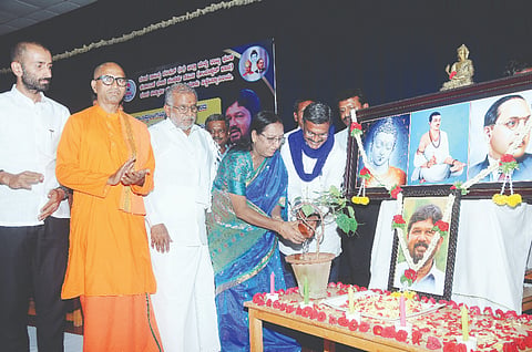 ನಗರದ ಮಾನಸ ಗಂಗೋತ್ರಿಯ ರಾಣಿ ಬಹದ್ದೂರ್ ಸಭಾಂಗಣದಲ್ಲಿ ಶನಿವಾರ ಆಯೋಜಿಸಿದ್ದ ಕಾರ್ಯಕ್ರಮವನ್ನು ಗಣ್ಯರು ಉದ್ಘಾಟಿಸಿದರು. ಡಾ.ಜ್ಞಾನ ಸ್ವರೂಪಾನಂದ ಸ್ವಾಮೀಜಿ, ಜಿ.ಟಿ.ದೇವೇಗೌಡ, ಮಾವಳ್ಳಿ ಶಂಕರ್, ರಮಾ ಸಿದ್ದಲಿಂಗಯ್ಯ, ಜನಾರ್ದನ (ಜನ್ನಿ), ಕವೀಶ್ ಗೌಡ ಇತರರು ಇದ್ದರು.