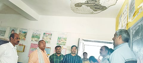 ಕನಕಗಿರಿ ಸರ್ಕಾರಿ ಶಾಲೆಯ ಛಾವಣಿ ಗಾರೆ ಕುಸಿದು ಬಿದ್ದ ಸ್ಥಳವನ್ನು ಟಿ.ಎಸ್.ಶ್ರೀವತ್ಸ ಪರಿಶೀಲಿಸಿದರು. ಕೃಷ್ಣ, ವಾಣೀಶ್, ಚೇತನ್ , ಪ್ರದೀಪ್‌ಕುಮಾರ್ ಇತರರು ಇದ್ದರು.  