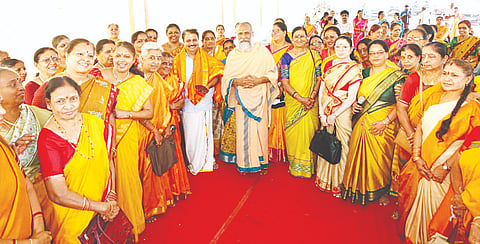 ಅಂತಾರಾಷ್ಟ್ರೀಯ ಮಹಿಳಾ ದಿನಾಚರಣೆ, ಸ್ವಾತಿ ನಕ್ಷತ್ರ ದಿನದ ವಿಶೇಷ ಪೂಜೆ ಅಂಗವಾಗಿ ಮೈಸೂರು ಮಹಿಳಾ ಸಂಘದ ಭಜನಾ ಮಂಡಳಿ ಆಶ್ರಯದಲ್ಲಿ ನಗರದ ಶ್ರೀ ಯೋಗಾನರಸಿಂಹಸ್ವಾಮಿ ದೇವಾಲಯದಲ್ಲಿ ಆಯೋಜಿಸಿದ್ದ ಕಾರ್ಯಕ್ರಮದಲ್ಲಿ ಎಚ್.ವಿ.ರಾಜೀವ್, ಎನ್.ಶ್ರೀನಿವಾಸನ್ ಇತರರು ಇದ್ದರು.