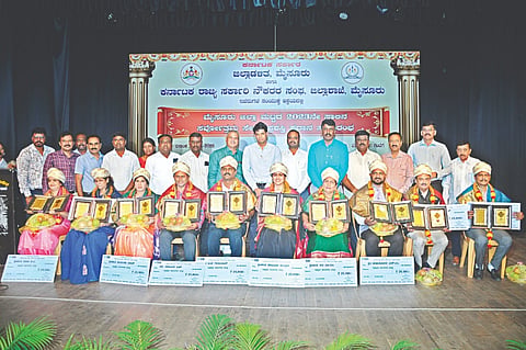 ಜಿಲ್ಲಾಡಳಿತ, ಸರ್ಕಾರಿ ನೌಕರರ ಸಂಘದಿಂದ ನಗರದ ಕಲಾಮಂದಿರದ ಕಿರು ರಂಗಮಂದಿರದಲ್ಲಿ ಆಯೋಜಿಸಿದ್ದ 2023 ನೇ ಸಾಲಿನ ಸರ್ವೋತ್ತಮ ಸೇವಾ ಪ್ರಶಸ್ತಿ ಪ್ರದಾನ ಸಮಾರಂಭ ಉದ್ಘಾಟಿಸಿ ಮಾತನಾಡಿದರು. ಜಿ.ಲಕ್ಷ್ಮೀಕಾಂತರೆಡ್ಡಿ, ಯುಕೇಶ್‌ಕುಮಾರ್, ಡಾ. ಸಿ.ಪಿ.ಅರುಣ್‌ಕುಮಾರ್, ಎಂ.ಡಿ ಸುದರ್ಶನ, ಮಾಲಂಗಿ ಸುರೇಶ್,  ಪಿ.ರಾಘವೇಂದ್ರ ಇತರರಿದ್ದರು.