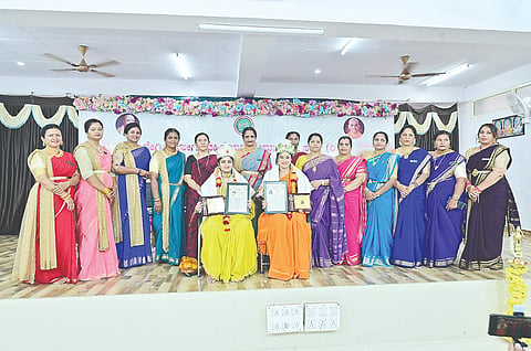 ನೇಗಿಲಯೋಗಿ ಮಹಿಳಾಕ್ಷೇಮಾಬಿವೃದ್ಧಿ ಸಂಘದಿಂದ ನಗರದಲ್ಲಿ ಆಯೋಜಿಸಿದ್ದ ಅಂತಾರಾಷ್ಟ್ರೀಯ ಮಹಿಳಾ ದಿನಾಚರಣೆಯಲ್ಲಿ ವೀಣಾ ಅಶೋಕ್, ಡಾ.ಎಂ.ಪಿ.ಮೋನಿಕಾ ಅವರನ್ನು ಸನ್ಮಾನಿಸಲಾಯಿತು. ಡಾ.ಕಮಲಾ, ಗೌರಿಹರೀಶ್‌ಗೌಡ, ಸುವರ್ಣ, ಉಷಾರಾಣಿ, ಕೆ.ಕೆ.ಅನಿತಾ, ಅನಿತಾ ಹೇಮಂತ್, ಪ್ರತಿಮಾ, ಲಲಿತಾ, ಲತಾ, ಸವಿತಾ, ಗೌರಿ, ಶಾಂತಾ, ವಿದ್ಯಾ ಇತರರು ಇದ್ದರು