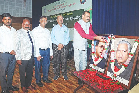    ಮಾನಸಗಂಗೋತ್ರಿಯ ವಿಜ್ಞಾನ ಭವನದಲ್ಲಿ ಆಯೋಜಿಸಿದ್ದ ವಿಚಾರಸಂಕಿರಣದಲ್ಲಿ ಅಂಬೇಡ್ಕರ್, ಎನ್.ರಾಚಯ್ಯ ಭಾವಚಿತ್ರಕ್ಕೆ ಮೈವಿವಿ ಕುಲಪತಿ ಪ್ರೊ.ಎನ್.ಕೆ.ಲೋಕನಾಥ್ ಪುಷ್ಪನಮನ ಸಲ್ಲಿಸಿದರು. ಡಾ.ಉಮಾಪತಿ, ಪ್ರೊ.ಕೃಷ್ಣ ಹೊಂಬಾಳ್, ಎಚ್.ಆರ್.ರಾಜಶೇಖರ್ ಇದ್ದರು.