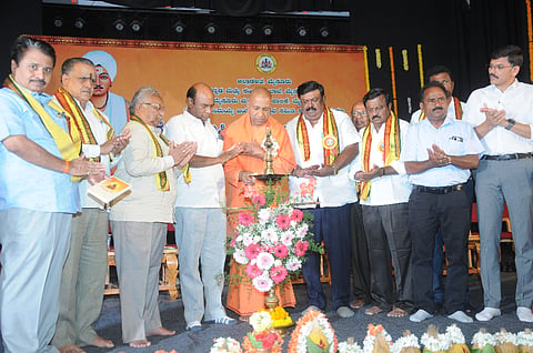 ನಗರದ ಕಲಾಮಂದಿರದಲ್ಲಿ ಸೋಮವಾರ ಆಯೋಜಿಸಿದ್ದ ದೇವರ ದಾಸಿಮಯ್ಯ ಜಯಂತಿಯನ್ನು ಗಣ್ಯರು ಉದ್ಘಾಟಿಸಿದರು. ಶ್ರೀ ಸ್ವಾಮಿ ಮಹಮೇಧಾನಂದ, ಡಾ.ಡಿ.ತಿಮ್ಮಯ್ಯ, ಪ್ರೊ.ಮೊರಬದ ಮಲ್ಲಿಕಾರ್ಜುನ, ಮಲ್ಲಿಕಾರ್ಜುನ ಸ್ವಾಮಿ, ಡಾ. ಸುದರ್ಶನ್ ಇತರರಿದ್ದರು.