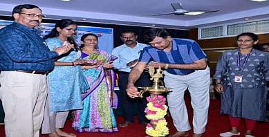 ಸರಸ್ವತಿಪುರಂನಲ್ಲಿರುವ ಜೆಎಸ್‌ಎಸ್ ಮಹಿಳಾ ವಿದ್ಯಾರ್ಥಿನಿಲಯಗಳ ಸಮುಚ್ಚಯದ ಆವರಣದಲ್ಲಿ ಭಾನುವಾರ ಆಯೋಜಿಸಿದ್ದ ಕಾರ್ಯಕ್ರಮವನ್ನು ಗಣ್ಯರು ಉದ್ಘಾಟಿಸಿದರು. ಬಿ.ನಿರಂಜನಮೂರ್ತಿ, ಡಾ.ರೇಚಣ್ಣ, ಮಮತಾ ಸುರೇಶ್, ಜಿ.ಗುರುಪಾದಸ್ವಾಮಿ , ರಶ್ಮಿ ಇದ್ದರು.