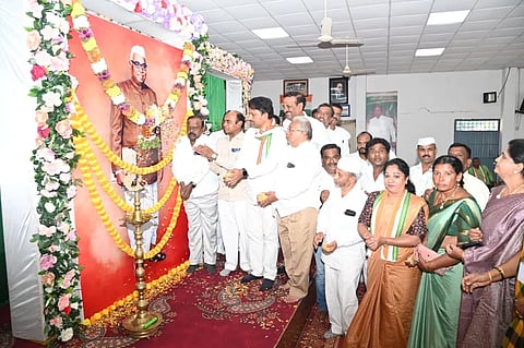 ನಗರದ ಕಾಂಗ್ರೆಸ್ ಭವನದಲ್ಲಿ ಭಾನುವಾರ ಆಯೋಜಿಸಿದ್ದ ಕಾರ್ಯಕ್ರಮದಲ್ಲಿ ಡಾ.ಬಾಬು ಜಗಜೀವನ ರಾಮ್ ಅವರ ಭಾವಚಿತ್ರಕ್ಕೆ ಗಣ್ಯರು ಪುಷ್ಪ ನಮನ ಸಲ್ಲಿಸಿದರು. ಪ್ರೊ.ಎಲ್.ಹನುಮಂತಯ್ಯ, ಡಾ.ಭೀಮಶಂಕರ್, ಡಾ.ಬಿ.ಜೆ.ವಿಜಯಕುಮಾರ್, ಆರ್.ಮೂರ್ತಿ, ಡಾ.ಡಿ.ತಿಮ್ಮಯ್ಯ, ಕೋಟೆ ಶಿವಣ್ಣ, ಚಂದ್ರಮೌಳಿ, ಎಡತಲೆ ಮಂಜುನಾಥ್, ತಲಕಾಡು ಮಂಜುನಾಥ್, ಲಕ್ಷ್ಮಣ್, ಸುಧಾ ಮಹದೇವಯ್ಯ, ಬೈರಾಪುರ ಮರಯ್ಯ ಇತರರಿದ್ದರು.