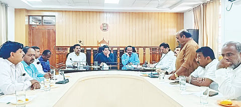ಬಸವ ಜಯಂತಿ ಆಚರಣೆ ಸಂಬಂಧ ಸೋಮವಾರ ಜಿ.ಲಕ್ಷ್ಮೀಕಾಂತರೆಡ್ಡಿ ಅವರ ಅಧ್ಯಕ್ಷತೆಯಲ್ಲಿ ಪೂರ್ವ ಸಿದ್ಧತಾ ಸಭೆ ಆಯೋಜಿಸಲಾಗಿತ್ತು. ಡಾ.ಪಿ.ಶಿವರಾಜು, ಯುಕೇಶ್ ಕುಮಾರ್, ಶೇಖ್ ತನ್ವೀರ್ ಆಸಿಫ್, ಚಂದ್ರಶೇಖರ್, ಮಲ್ಲಿಕಾರ್ಜುನ ಸ್ವಾಮಿ, ಡಾ. ಸುದರ್ಶನ್ ಇತರರು ಇದ್ದರು.