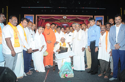 -ಮೈಸೂರಿನ ಕಲಾಮಂದಿರದಲ್ಲಿ ಸೋಮವಾರ ಆಯೋಜಿಸಿದ್ದ ರಾಜ್ಯ ಮಟ್ಟದ ಬಸವ ಜಯಂತಿ ಕಾರ್ಯಕ್ರಮದಲ್ಲಿ ಕನ್ನಡ ಮತ್ತು ಸಂಸ್ಕೃತಿ ಇಲಾಖೆ ನೀಡುವ 2025-26ನೇ ಸಾಲಿನ ‘ಬಸವ ರಾಷ್ಟ್ರೀಯ ಪುರಸ್ಕಾರ’ವನ್ನು ಬೀದರ್‌ನ ಡಾ.ಸಿದ್ಧರಾಮ ಶರಣ ಬೆಲ್ದಾಳ ಅವರಿಗೆ ಮುಖ್ಯಮಂತ್ರಿ ಸಿದ್ದರಾಮಯ್ಯ ಪ್ರದಾನ ಮಾಡಿದರು. ಶ್ರೀ ಶಿವರಾತ್ರಿ ದೇಶಿಕೇಂದ್ರ ಸ್ವಾಮೀಜಿ, ಡಾ.ಎಚ್.ಸಿ.ಮಹದೇವಪ್ಪ, ಶಿವರಾಜ್ ತಂಗಡಗಿ, ತನ್ವೀರ್ ಸೇಠ್, ಕೆ.ಹರೀಶ್‌ಗೌಡ, ಜಿ.ಟಿ.ದೇವೇಗೌಡ, ಡಾ.ಡಿ.ತಿಮ್ಮಯ್ಯ, ಸಿ.ಎನ್.ಮಂಜೇಗೌಡ ಇದ್ದರು.
