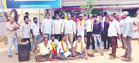 ಸರ್ಕಾರಿ ಜಮೀನನ್ನು ಖಾಸಗಿ ವ್ಯಕ್ತಿಗಳಿಗೆ ಅಕ್ರಮವಾಗಿ ಖಾತೆ ಮಾಡಿಕೊಟ್ಟಿರುವ ಅಧಿಕಾರಿ, ಸಿಬ್ಬಂದಿ ವಿರುದ್ಧ ಕ್ರಮಕೈಗೊಳ್ಳುವಂತೆ ಆಗ್ರಹಿಸಿ ಕರ್ನಾಟಕ ಕ್ರಾಂತಿ ಸೇನೆಯಿಂದ ಪ್ರತಿಭಟನೆ ನಡೆಸಲಾಯಿತು. ಎಂ.ಸಿ.ಬಾಬು, ಪದಾಧಿಕಾರಿಗಳಾದ ಇರ್ಫಾನ್, ಅಕ್ಬರ್‌ಖಾನ್, ಗೋವಿಂದ, ವೇಣುಗೋಪಾಲ್, ರಮೇಶ, ಸುರೇಶ್ ಇತರರು ಇದ್ದರು.