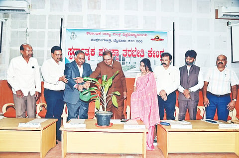 ಕರ್ನಾಟಕ ರಾಜ್ಯ ಮುಕ್ತ ವಿಶ್ವವಿದ್ಯಾನಿಲಯದ ಸ್ಪರ್ಧಾತ್ಮಕ ಕೇಂದ್ರದಿಂದ ಆಯೋಜಿಸಿದ್ದ ಕೆ-ಸೆಟ್ ಮತ್ತು ಯುಜಿಸಿ-ನೆಟ್ ಸ್ಪರ್ಧಾತ್ಮಕ ಪರೀಕ್ಷೆಗಳ ತರಬೇತಿ ಶಿಬಿರ ಉದ್ಘಾಟನೆಯಲ್ಲಿ ಪ್ರೊ.ಪ್ರೊ. ಶರಣಪ್ಪ ವಿ. ಹಲಸೆ, ಪ್ರೊ.ಬಿ.ಕೆ. ರವಿ, ಆರ್.ಸತ್ಯಶ್ರೀ, ಪ್ರೊ.ಎಸ್.ಕೆ. ನವೀನ್‌ಕುಮಾರ್, ಡಾ. ಸಿ.ಎಸ್. ಆನಂದಕುಮಾರ್, ಪ್ರೊ.ಎಂ. ರಮಾನಾಥಂ ನಾಯ್ಡು, ಡಾ.ಎನ್.ಆರ್. ಚಂದ್ರೇಗೌಡ,  ಜೈನಹಳ್ಳಿ ನಾರಾಯಣಗೌಡ  ಇತರರು ಇದ್ದರು.