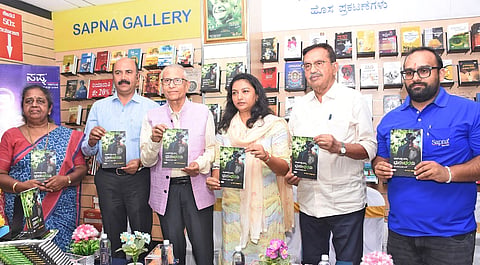 ನಗರದ ಸಪ್ನ ಬುಕ್ ಹೌಸ್‌ನಲ್ಲಿ ಶನಿವಾರ ಆಯೋಜಿಸಿದ್ದ ಕಾರ್ಯಕ್ರಮದಲ್ಲಿ ‘ಪಾಕ್‌ನಲ್ಲಿ ಧುರಂಧರರು’ ಕೃತಿ ಬಿಡುಗಡೆ ಮಾಡಲಾಯಿತು. ಡಿ.ವಿ.ಗುರುಪ್ರಸಾದ್, ಸೀಮಾ ಲಾಟ್ಕರ್,  ಗಜೇಂದ್ರಪ್ರಸಾದ್, ಎಸ್. ಜಯಪ್ರಕಾಶ್‌ರಾವ್, ರೇಣುಕಾ ಮಂಜುನಾಥ್ ಇದ್ದರು.