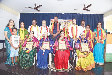ಕನ್ನಡ ಸಾಹಿತ್ಯ ಪರಿಷತ್ತು ಮೈಸೂರು ಜಿಲ್ಲಾ ಘಟಕ, ಸ್ನೇಹ ಸಿಂಚನ ಟ್ರಸ್ಟ್‌ನಿಂದ ನಗರದಲ್ಲಿ ಆಯೋಜಿಸಿದ್ದ ಕಾರ್ಯಕ್ರಮದಲ್ಲಿ ‘ಆದರ್ಶ ಅಮ್ಮ’ ಪ್ರಶಸ್ತಿ ಪ್ರದಾನ ಮಾಡಲಾಯಿತು. ನಾಗರಾಜ ವಿ.ಬೈರಿ, ಮಡ್ಡೀಕೆರೆ ಗೋಪಾಲ್, ಕೆ.ರಘುರಾಮ್ ವಾಜಪೇಯಿ, ಪುಷ್ಪಾ ಅಯ್ಯಂಗಾರ್, ರಾಜಶೇಖರ ಕದಂಬ,ಸುಮತಿ ಸುಬ್ರಮಣ್ಯ, ಮ.ನ.ಲತಾಮೋಹನ್ ಇತರರು ಇದ್ದರು.