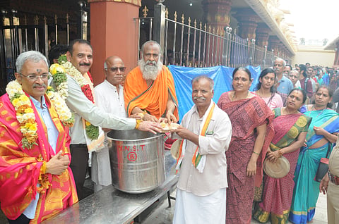 ನಗರದ ಶ್ರೀ ಯೋಗಾನರಸಿಂಹಸ್ವಾಮಿ ದೇವಾಲಯಕ್ಕೆ ಭೇಟಿ ನೀಡಿದ ಗೋವಿಂದರಾಜು, ಪ್ರೊ.ಎನ್.ಕೆ.ಲೋಕನಾಥ್,  ರಾಘವನ್ ಅವರನ್ನು ಪ್ರೊ.ಡಾ.ಭಾಷ್ಯಂ ಸ್ವಾಮಿ ಆಶೀರ್ವದಿಸಿದರು. ಎನ್.ಶ್ರೀನಿವಾಸನ್ ಇದ್ದರು.