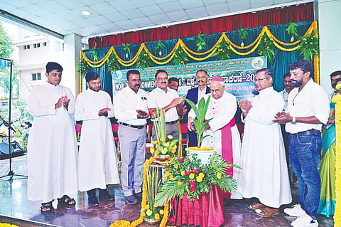 ಓಡಿಪಿ ಸಂಸ್ಥೆ ಆವರಣದಲ್ಲಿ ಶುಕ್ರವಾರ ಆಯೋಜಿಸಿದ್ದ ಪರಿಸರ ದಿನಾಚರಣೆ ಕಾರ್ಯಕ್ರಮವನ್ನು ಗಣ್ಯರು ಉದ್ಘಾಟಿಸಿದರು. ಎನ್.ಎಚ್. ಜಗನ್ನಾಥ್, ರಮೇಶ್, ಫ್ರಾನ್ಸಿಸ್ ಎಸ್.ಜೆ. ಸರಾವೋ, ಡಾ. ಎಸ್. ಉಮೇಶ್, ಎನ್. ಪ್ರಸನ್ನ, ಎಂ. ಸ್ವಾಮಿ ಅಂತಪ್ಪ, ಎಂ.ಬಿ. ಅನೀಸ್ ಇತರರಿದ್ದರು.