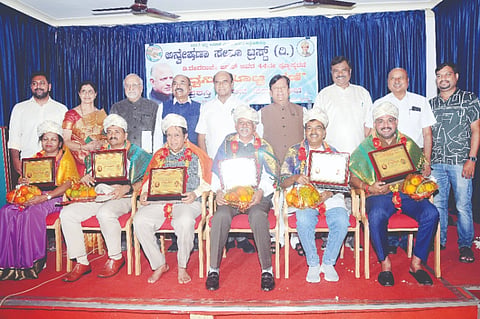 ಅರಸು ಜಾಗೃತಿ ಅಕಾಡೆಮಿ ಚಾರಿಟಬಲ್ ಟ್ರಸ್ಟ್ ಹಾಗೂ ಅನ್ವೇಷಣಾ ಸೇವಾ ಟ್ರಸ್ಟ್‌ನಿಂದ ನಗರದಲ್ಲಿ ಆಯೋಜಿಸಿದ್ದ ಕಾರ್ಯಕ್ರಮದಲ್ಲಿ ವಿವಿಧ ಕ್ಷೇತ್ರದ ಗಣ್ಯರಿಗೆ ಪ್ರಶಸ್ತಿ ಪ್ರದಾನ ಮಾಡಲಾಯಿತು. ಡಾ.ಡಿ.ತಿಮ್ಮಯ್ಯ, ಕೋಟೆ ಎಂ.ಶಿವಣ್ಣ,  ಡಾ. ಎಂ.ಜಿ.ಆರ್.ಅರಸು, ಅಮರನಾಥ್ ರಾಜೇ ಅರಸ್, ಶ್ರೀನಿವಾಸ ಬಹದ್ದೂರ್, ಎಚ್.ಎಂ.ಟಿ.ಲಿಂಗರಾಜೇ ಅರಸ್ ಇತರರು ಇದ್ದರು.