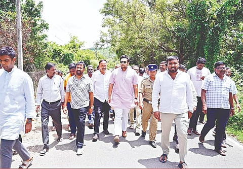 ನಗರದ ಸರ್ದಾರ್ ವಲ್ಲಭಭಾಯಿ ಪಟೇಲ್ ಬಡಾವಣೆಯಲ್ಲಿ ಮೂಲಸೌಕರ್ಯಗಳ ಕೊರತೆಯನ್ನು ಯದುವೀರ್ ಕೃಷ್ಣದತ್ತ ಚಾಮರಾಜ ಒಡೆಯರ್ ಭಾನುವಾರ ಪರಿಶೀಲಿಸಿದರು. ಎಲ್.ನಾಗೇಂದ್ರ, ಲೋಹಿತ್ ದೊರೆಸ್ವಾಮಿ, ಪೈಟಿ ರವಿ, ಹೇಮಂತ್‌ಕುಮಾರ್‌ಗೌಡ, ಥಾಮಸ್ ಇತರರು ಇದ್ದರು.