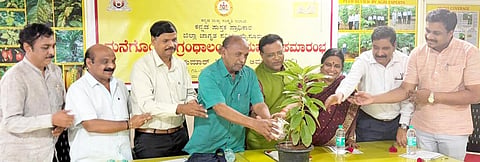  ವಿಜಯನಗರದ ಡಾ.ವಸಂತಕುಮಾರ್ ತಿಮಕಾಪುರ ಅವರ ಮನೆಯಲ್ಲಿ ಗ್ರಂಥಾಲಯವನ್ನು ಗಣ್ಯರು ಉದ್ಘಾಟಿಸಿದರು. ಮಾನಸ, ಪ್ರೊ.ಕಾಳೇಗೌಡ ನಾಗವಾರ, ಎಚ್.ಎಂ.ವಸಂತಮ್ಮ, ಅಂಶಿ ಪ್ರಸನ್ನಕುಮಾರ್ ಇತರರಿದ್ದರು.