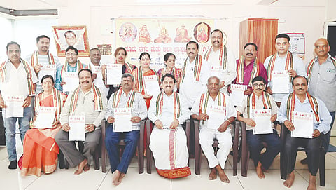 ಮೈಸೂರು ನಗರ ಮತ್ತು ಜಿಲ್ಲಾ ಬ್ರಾಹ್ಮಣ ಸಂಘದ ಪದಾಧಿಕಾರಿಗಳಿಗೆ ನೇಮಕಾತಿ ಪತ್ರ ವಿತರಿಸಲಾಯಿತು. ಡಿ.ಟಿ.ಪ್ರಕಾಶ್,ಗೋಪಾಲ್ರಾವ್, ಕೆ. ಆರ್. ಸತ್ಯನಾರಾಯಣ್, ಎಂ.ಆರ್. ಬಾಲಕೃಷ್ಣ, ಡಾ.ಲಕ್ಷ್ಮೀದೇವಿ, ರಾಜಗೋಪಾಲ್, ಕಡಕೋಳ ಜಗದೀಶ್, ರವಿಶಾಸ್ತ್ರಿ, ವಿ. ಹರೀಶ್,  ಸೌಭಾಗ್ಯಾಮೂರ್ತಿ, ಎಸ್. ರಂಗನಾಥ, ಸುರೇಶ್, ಕೆ.ಎಂ. ನಿಶಾಂತ್, ಅಜಯ್ ಶಾಸ್ತ್ರಿ,  ಕಲ್ಕೆರೆ ನಾಗರಾಜ್ ಇತರರಿದ್ದರು.