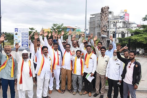 ನಗರದ ಅಲ್ ಬದರ್ ಸರ್ಕಲ್ ಬಳಿ ಕರ್ನಾಟಕ ಕ್ರಾಂತಿ ಸೇನೆ ವತಿಯಿಂದ ಪ್ರತಿಭಟನೆ ನಡೆಯಿತು.