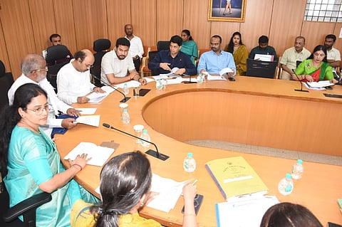  ನಗರ ಪಾಲಿಕೆ ವಲಯ ಕಚೇರಿ-3ರಲ್ಲಿ ಗುರುವಾರ ಆಯೋಜಿಸಿದ್ದ ಸಭೆಯಲ್ಲಿ ಸಚಿವ ಡಾ.ಯತೀಂದ್ರ ಸಿದ್ದರಾಮಯ್ಯ ಮಾತನಾಡಿದರು. ಜಿ.ಟಿ.ದೇವೇಗೌಡ, ಜಿ.ಲಕ್ಷ್ಮೀಕಾಂತ ರೆಡ್ಡಿ, ದರ್ಶನ್ ಧ್ರುವನಾರಾಯಣ್, ಯುಕೇಶ್ ಕುಮಾರ್, ಎಂ.ಕೆ.ಸವಿತಾ ಇತರರಿದ್ದರು.