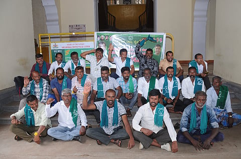ಕಾವೇರಿ ನೀರು ನಿಯಂತ್ರಣ ಸಮಿತಿ (ಸಿಡಬ್ಲುೃಆರ್‌ಸಿ) ನೀಡಿರುವ ಆದೇಶ ಖಂಡಿಸಿ ಕರ್ನಾಟಕ ರಾಜ್ಯ ರೈತ ಸಂಘದಿಂದ ಕಾಡಾ ಕಚೇರಿ ಬಳಿ ಬುಧವಾರ ಪ್ರತಿಭಟನೆ ನಡೆಸಲಾಯಿತು. ಹೊಸಕೋಟೆ ಬಸವರಾಜು, ಪಿ.ಮರಂಕಯ್ಯ, ಮಂಟಗಳ್ಳಿ ಮಹೇಶ್, ಮಹೇಂದ್ರ, ಮಹೇಶ್, ರಘು, ಕುಮಾರ್, ಪ್ರಕಾಶ್, ಬಸಪ್ಪ, ನಾಗನಹಳ್ಳಿ ಚಂದ್ರಶೇಖರ್ ಇದ್ದರು.