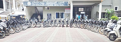ಪೊಲೀಸರು ವಶಪಡಿಸಿಕೊಂಡಿರುವ ದ್ವಿಚಕ್ರ ವಾಹನಗಳು