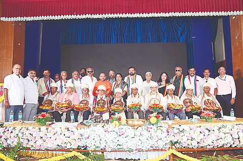 ನಗರದ ಶ್ರೀಕೃಷ್ಣರಾಜೇಂದ್ರ ಸಹಕಾರ (ಕೆ.ಆರ್.) ಬ್ಯಾಂಕ್‌ನಿಂದ ಆಯೋಜಿಸಿದ್ದ ಸರ್ವ ಸದಸ್ಯರ ಸಭೆಯಲ್ಲಿ ಹಿರಿಯ ಸಹಕಾರಿಗಳಿಗೆ ಸಹಕಾರ ರತ್ನ ಪ್ರಶಸ್ತಿ ನೀಡಲಾಯಿತು. ಶ್ರೀಈಶ್ವರಾನಂದಪುರಿ ಸ್ವಾಮೀಜಿ, ಕೆ.ಶಿವಕುಮಾರ್, ಡಿ.ಬಸವರಾಜು(ಬಸಪ್ಪ), ಎಚ್.ಎಸ್.ಸರ್ವಮಂಗಳಾ, ನಂ.ಸಿದ್ದಪ್ಪ, ಜಿ.ಎಂ.ಪಂಚಾಕ್ಷರಿ, ಎಚ್.ವಿ.ಭಾಸ್ಕರ್, ಎಂ.ಡಿ.ಪಾರ್ಥಸಾರಥಿ(ಪಾತಿ), ಪ್ರತಿಧ್ವನಿ ಪ್ರಸಾದ್, ಬಿ.ನಾಗಜ್ಯೋತಿ, ಎಂ.ಎನ್.ನವೀನ್‌ಕುಮಾರ್ ಇತರರು ಇದ್ದರು.