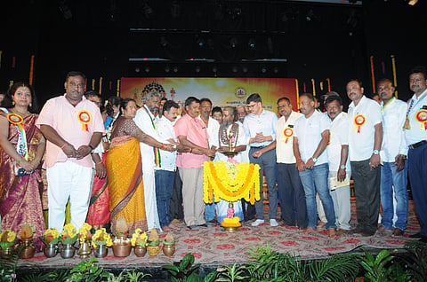 ನಗರದ ಕಲಾಮಂದಿರದಲ್ಲಿ ಗುರುವಾರ ಆಯೋಜಿಸಿದ್ದ ವಿಶ್ವಕರ್ಮ ಜಯಂತಿ ಕಾರ್ಯಕ್ರಮವನ್ನು ಗಣ್ಯರು ಉದ್ಘಾಟಿಸಿದರು. ಕೆ.ಹರೀಶ್ ಗೌಡ,  ಮೃತ್ಯುಂಜಯ, ಶ್ರೀ ಡಾ.ಕುಮಾರಸ್ವಾಮಿ ಸ್ವಾಮೀಜಿ, ಡಾ.ಎಂ.ಡಿ. ಸುದರ್ಶನ್, ರಮಣಿ, ಕೆಂಡಗಣ್ಣೇಸ್ವಾಮಿ, ಹುಚ್ಚಪ್ಪ, ಅರಕೇಶ್, ಶಂಕರ್ ಹಾಗೂ ಜಯಕುಮಾರ್ ಇದ್ದರು.