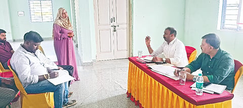 ಪಟ್ಟಣ ಪಂಚಾಯಿತಿ ವತಿಯಿಂದ ತಹಸೀಲ್ದಾರ್ ಮಲ್ಲಿಕಾರ್ಜುನ ಅವರ ಅಧ್ಯಕ್ಷತೆಯಲ್ಲಿ ಬಜೆಟ್ ಪೂರ್ವಭಾಸಭೆ ನಡೆಯಿತು. ಮುಖ್ಯಾಧಿಕಾರಿ ಮಂಜುನಾಥ್ ಇತರರು ಇದ್ದರು.