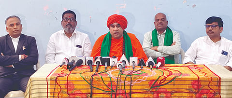 ಸುದ್ದಿಗೋಷ್ಠಿಯಲ್ಲಿ ಬಸವಜಯ ಮೃತ್ಯುಂಜಯ ಸ್ವಾಮೀಜಿ ಮಾತನಾಡಿದರು. ನಿಂಗಪ್ಪ ಫಿರೋಜಿ, ಗುಂಡು ಪಾಟೀಲ, ಅಡಿವೇಶ ಇಟಗಿ ಇದ್ದಾರೆ.