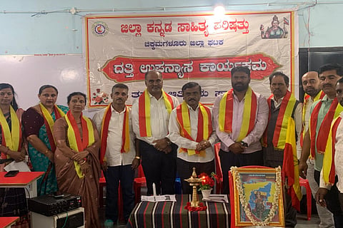 ಆಲ್ದೂರು ಸರ್ಕಾರಿ ಶಾಲೆಯಲ್ಲಿ ಹಮ್ಮಿಕೊಂಡಿದ್ದ ದತ್ತಿ ಉಪನ್ಯಾಸ ಕಾರ್ಯಕ್ರಮವನ್ನು  ಸೂರಿ ಶ್ರೀ ನಿವಾಸ್ ಉದ್ಘಾಟಿಸಿದರು. ಸುರೇಶ್, ಇಬ್ರಾಹಿಂ, ನೂರ್ ಮಹಮದ್ , ವೆಂಕಟೇಶ್, ನಿರ್ಮಲ ಲಕ್ಷ್ಮಣ್ ಇದ್ದರು.