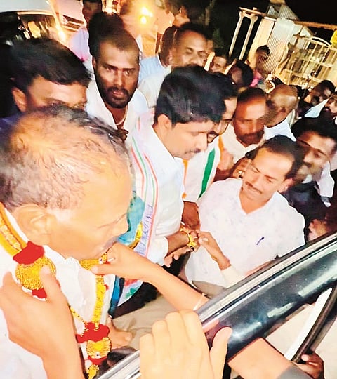 ಅರಕಲಗೂಡಿಗ ಆಗಮಿಸಿದ ಸಚಿವ ಕೆ.ಎಂ.ಶಿವಲಿಂಗೇಗೌಡ ಅವರಿಗೆ ಕಾರ್ಯಕರ್ತರು ಮತ್ತು ಮುಖಂಡರು ಅದ್ದೂರಿ ಸ್ವಾಗತ ಕೋರಿದ ಸಂದರ್ಭ. ಎಚ್.ಪಿ. ಶ್ರೀಧರ್‌ಗೌಡ, ಎಂ.ಟಿ. ಕೃಷ್ಣೇಗೌಡ ಇತರರಿದ್ದರು.