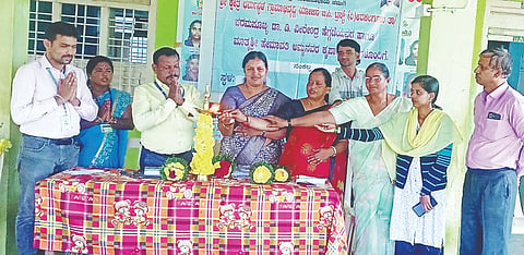 ಅರಕಲಗೂಡು ತಾಲೂಕಿನ ಕೊಣನೂರಿನಲ್ಲಿ ಏರ್ಪಡಿಸಿದ್ದ ಸ್ವಾಸ್ಥೃ ಸಂಕಲ್ಪ ಕಾರ್ಯಕ್ರಮವನ್ನು ಧರ್ಮಸ್ಥಳ ಗ್ರಾಮಾಭಿವೃದ್ಧಿ ಯೋಜನೆಯ ಯೋಜನಾಧಿಕಾರಿ ಬಾಬು ಉದ್ಘಾಟಿಸಿದರು. ಅಂಬಿಕಾ, ಹೊನ್ನುರಮ್ಮ, ವಿನಯ್ ಕುಮಾರ್ ಇತರರಿದ್ದರು.