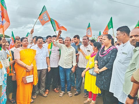 ಭದ್ರಾವತಿಯಲ್ಲಿ ಅಕ್ರಮ ಚಟುವಟಿಕೆಗಳಿಗೆ ಕಡಿವಾಣ ಹಾಕುವಂತೆ ಒತ್ತಾಯಿಸಿ ಬಿಜೆಪಿ ಕಾರ್ಯಕರ್ತರು ಡಿವೈಎಸ್​ಪಿ ಕಚೇರಿ ಎದುರು ಪ್ರತಿಭಟನೆ ನಡೆಸಿದರು. ಜಿ.ಧರ್ಮಪ್ರಸಾದ್​, ಮಂಗೋಟೆ ರುದ್ರೇಶ್​, ಕೆ.ಎಚ್​.ತೀರ್ಥಯ್ಯ, ಸರಸ್ವತಿ ಇತರರಿದ್ದರು.