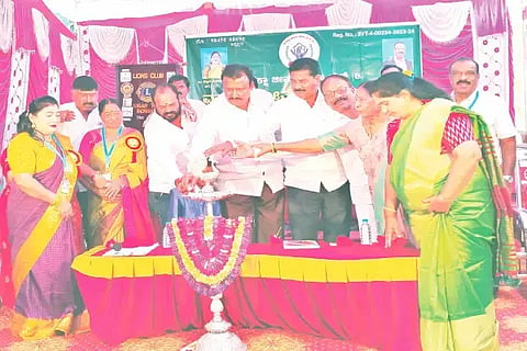 ಭದ್ರಾವತಿ ನ್ಯೂಟೌನ್‌ನಲ್ಲಿ ಸುರಕ್ಷಾ ಜೀವನ ವೃದ್ಧಾಶ್ರಮ ಮತ್ತು ಅನಾಥಾಶ್ರಮದ 5ನೇ ವಾರ್ಷಿಕೋತ್ಸವವನ್ನು ಬಿ.ಕೆ.ಶಿವಕುಮಾರ್ ಉದ್ಘಾಟಿಸಿದರು. ಎಸ್.ಕುಮಾರ್, ಎಚ್.ಎಲ್.ಷಡಾಕ್ಷರಿ, ಜ್ಯೋತಿ ಸೋಮಶೇಖರ್ ಇತರರಿದ್ದರು.
