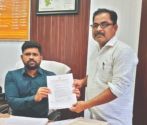 ಭದ್ರಾವತಿ ತಹಸೀಲ್ದಾರ್​ ಕೆ.ಪರುಸಪ್ಪ ಅವರಿಗೆ ಶಿವಮೊಗ್ಗ&ಭದ್ರಾವತಿ ನಗರಾಭಿವೃದ್ಧಿ ಪ್ರಾಧಿಕಾರದ ಸದಸ್ಯ ಎಚ್​.ರವಿಕುಮಾರ್​ ಮನವಿ ಸಲ್ಲಿಸಿದರು.