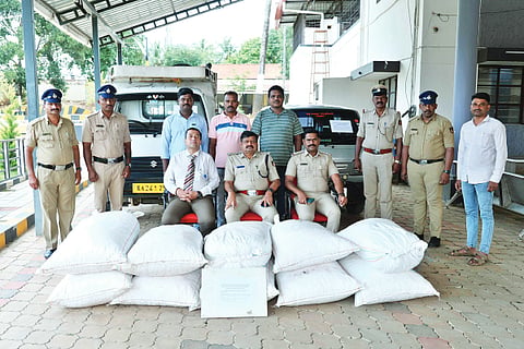 ಬನ್ನೂರು ಜಕ್ಕಣಕ್ಕಿ ಗ್ರಾಮದಲ್ಲಿ ಅಡಿಕೆ ಕಳವು ಮಾಡಿದ ಆರೋಪಿಗಳನ್ನು ಪೊಲೀಸರು ಮಾಲು ಸಮೇತ ಬಂಧಿಸಿದ್ದಾರೆ.