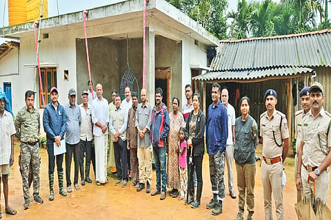 ಬಾಳೆಹೊನ್ನೂರು ಸಮೀಪದ ಹೇರೂರು ಗ್ರಾಪಂ ವ್ಯಾಪ್ತಿಗೆ ಮಲೆನಾಡಿನ ಕಂದಾಯ-ಅರಣ್ಯ ಭೂಮಿ ಸರ್ವೇ ಕಾರ್ಯದ ಕುರಿತು ಟಾಸ್ಕ್‌ಪೋರ್ಸ್ ಸಮಿತಿ ಭೇಟಿ ನೀಡಿ ಶಾಸಕ ಟಿ.ಡಿ.ರಾಜೇಗೌಡಗೆ ಮಾಹಿತಿ ನೀಡಿತು.