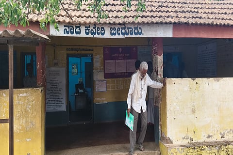 ಬೀರೂರು ನಾಡಕಚೇರಿಯಲ್ಲಿ ದಾಖಲೆಗಳಿಗಾಗಿ ಬಂದ ರೈತ ವಾಪಾಸಾಗುತ್ತಿರುವುದು.