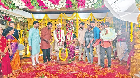 ಭಟ್ಕಳದ ವಿವೇಕ ಮಹಾಲೆ ಮತ್ತು ನಾಗಸಂಧ್ಯಾ ಶಾಂತಿ ಅವರ ವಿವಾಹ ಮಹೋತ್ಸವದಲ್ಲಿ ವಧು-ವರರಿಗೆ ಗ್ಯಾಸ್ ಸಿಲಿಂಡರ್ ಅನ್ನು ಉಡುಗೊರೆಯಾಗಿ ನೀಡಲಾಯಿತು. 