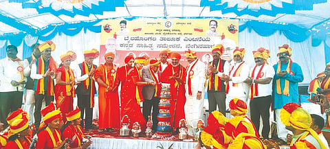 ನೇಗಿನಹಾಳ ಗ್ರಾಮದಲ್ಲಿ ಹಮ್ಮಿಕೊಂಡಿದ್ದ ತಾಲೂಕು ಕನ್ನಡ ಸಾಹಿತ್ಯ ಸಮ್ಮೇಳನವನ್ನು ಜ್ಞಾನಪೀಠ ಪ್ರಶಸ್ತಿ ಪುರಸತ  ಡಾ.ಚಂದ್ರಶೇಖರ ಕಂಬಾರ ಉದ್ಘಾಟಿಸಿದರು. ಶಾಸಕ ಬಾಬಾಸಾಹೇಬ ಪಾಟೀಲ, ನಿಜಗುಣಾನಂದ ಸ್ವಾಮೀಜಿ ಇತರರಿದ್ದರು.