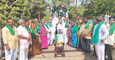 ಬೈಲಹೊಂಗಲದಲ್ಲಿ ಮಾಜಿ ಕೇಂದ್ರ ಸಚಿವ ದಿ.ಬಾಬಾಗೌಡ ಪಾಟೀಲ ಅವರ 81ನೇ ಜನ್ಮದಿನೋತ್ಸವ ಆಚರಿಸಲಾಯಿತು. ಮಲ್ಲಿಕಾರ್ಜುನ ಹುಂಬಿ,  ಬೀರಪ್ಪ ದೇಶನೂರ, ಶ್ರೀಕಾಂತ ಶಿರಹಟ್ಟಿ, ಸಾಬವ್ವ ಹುಡೇದ ಇತರರಿದ್ದರು.