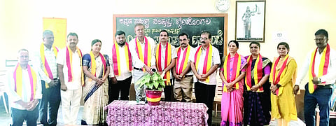 ಬೈಲಹೊಂಗಲದಲ್ಲಿ ಹಮ್ಮಿಕೊಂಡಿದ್ದ ಕನ್ನಡ ಸಾಹಿತ್ಯ ಪರಿಷತ್ತಿನ 112ನೇ ಸಂಸ್ಥಾಪನಾ ದಿನಾಚರಣೆ ಕಾರ್ಯಕ್ರಮವನ್ನು ಗಣ್ಯರು ಉದ್ಘಾಟಿಸಿದರು. ಡಾ.ಸಂತೋಷ ಯಕ್ಕುಂಡಿ, ಪಿ.ಎನ್.ಪಾಟೀಲ, ಮೋಹನ ಪಾಟೀಲ, ಮಂಜುಳಾ ಶೆಟ್ಟರ, ಪ್ರೇಮಕ್ಕ ಅಂಗಡಿ ಇತರರಿದ್ದರು.