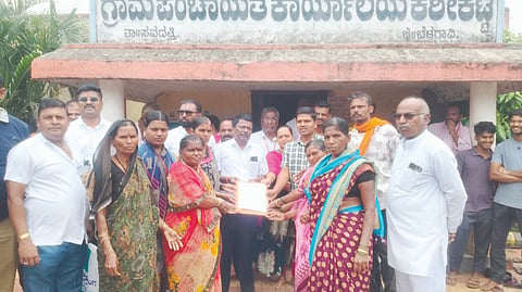 ಕರೀಕಟ್ಟಿ ಗ್ರಾಮದಲ್ಲಿ ಮದ್ಯದಂಗಡಿ ಆರಂಭ ವಿರೋಧಿಸಿ ಅಬಕಾರಿ, ಕಂದಾಯ ಇಲಾಖೆ ಅಧಿಕಾರಿಗಳಿಗೆ ಗ್ರಾಮಸ್ಥರು ಮನವಿ ಸಲ್ಲಿಸಿದರು. ಎ.ಎ್.ಮುಲ್ಲಾನವರ, ಶಾಂತಾ ಕಪಲಿ, ಶ್ರುತಿ ವಾಲಿ, ಪ್ರೇಮಾ ಕಬ್ಬೂರ, ಜಯಶ್ರೀ ವಾಲಿ ಇತರರಿದ್ದರು.