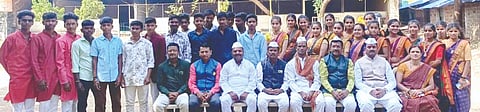 ಬೈಲಹೊಂಗಲ ನಗರದ ಬಾಪೂಜಿ ಸ್ವತಂತ್ರ ಪಪೂ ಕಾಲೇಜಿನಲ್ಲಿ ಹಮ್ಮಿಕೊಂಡಿದ್ದ ಜನಪದ ಜಾತ್ರೆಯಲ್ಲಿ ಸಾಂಪ್ರದಾಯಿಕ ಉಡುಗೆಯಲ್ಲಿ ವಿದ್ಯಾರ್ಥಿಗಳು ಗಮನಸೆಳೆದರು. ಚಂದ್ರಶೇಖರ ಸಣ್ಣನಾಯ್ಕರ, ಎಸ್​.ಡಿ.ಹೊಸಮನಿ, ಶರ್​ೀ ನದಾ, ಕವಿತಾ ಹಿರೇಮಠ, ಸುನೀಲ ಮರಕುಂಬಿ ಇತರರಿದ್ದರು.
