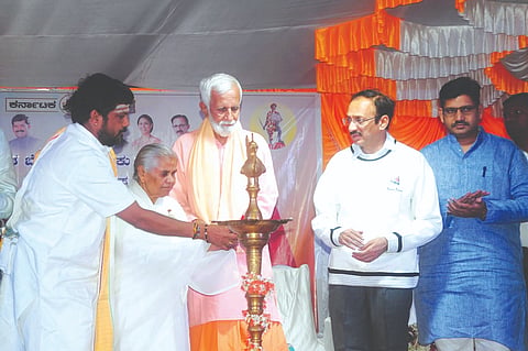 ಅಮಟೂರ ಗ್ರಾಮದಲ್ಲಿ ಹಮ್ಮಿಕೊಂಡಿದ್ದ ವೀರಕೇಸರಿ ಅಮಟೂರ ಬಾಳಪ್ಪ ಉತ್ಸವವನ್ನು ವಿಜಯಾನಂದ ಸ್ವಾಮೀಜಿ, ಪ್ರಭಾ ಅಕ್ಕ ಉದ್ಘಾಟಿಸಿದರು. ಶಾಸಕ ಮಹಾಂತೇಶ ಕೌಜಲಗಿ, ಡಾ.ಮಹಾಂತಯ್ಯ ಆರಾದ್ರಿಮಠ, ಸಂಜಯ ಶಿಂಧಿಹಟ್ಟಿ ಇದ್ದರು.