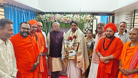ಬೈಲಹೊಂಗಲ ನಗರದ ಡಾ.ಮಹಾಂತಶೆಟ್ಟಿ ಸಮ್ಮಿಶ್ರ ಆಸ್ಪತ್ರೆ ಪ್ರಾರಂಭೋತ್ಸವದಲ್ಲಿ ಡಾ.ಚಂದ್ರಶೇಖರ ವಕ್ಕುಂದಮಠ ಅವರನ್ನು ಸನ್ಮಾನಿಸಲಾಯಿತು. ನೀಲಕಂಠ ಸ್ವಾಮೀಜಿ, ಪ್ರಭುನೀಲಕಂಠ ಸ್ವಾಮೀಜಿ, ಮುರುರಾಜೇಂದ್ರ ಸ್ವಾಮೀಜಿ ಇತರರಿದ್ದರು.